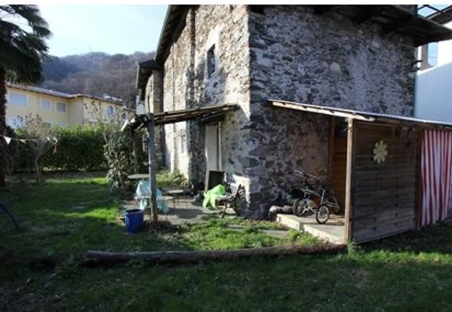 Sezione di casa di villaggio con giardino e vista - Foto 7 di 12
