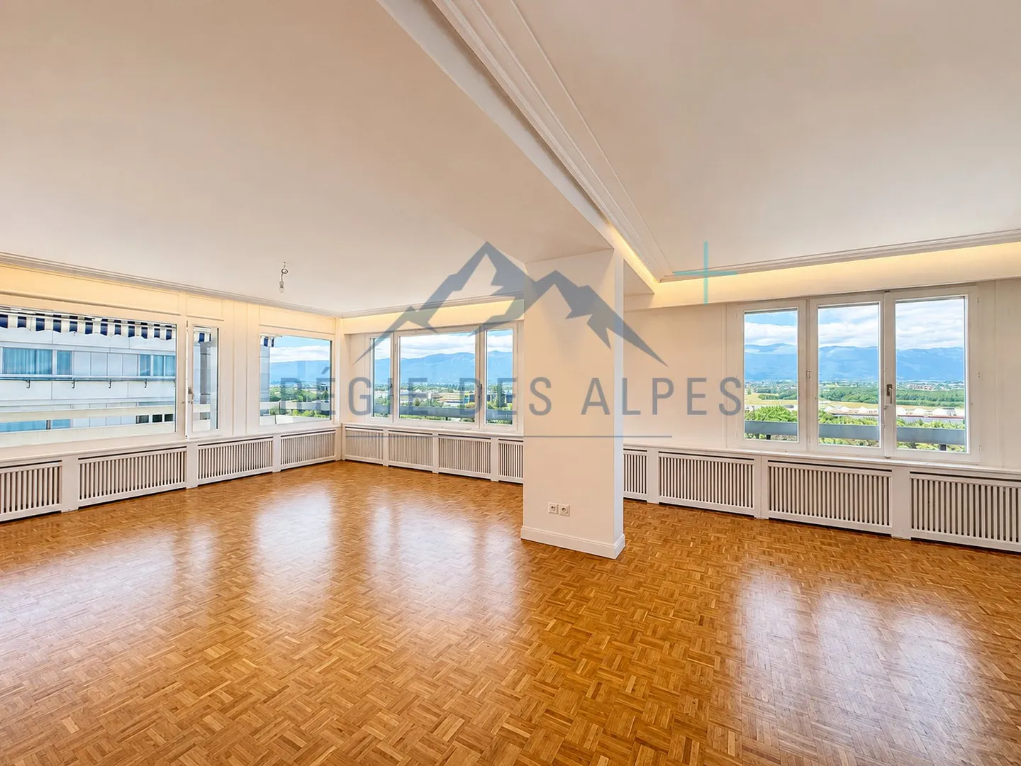Appartement de Luxe avec Vue Panoramique - Photo 3 sur 14