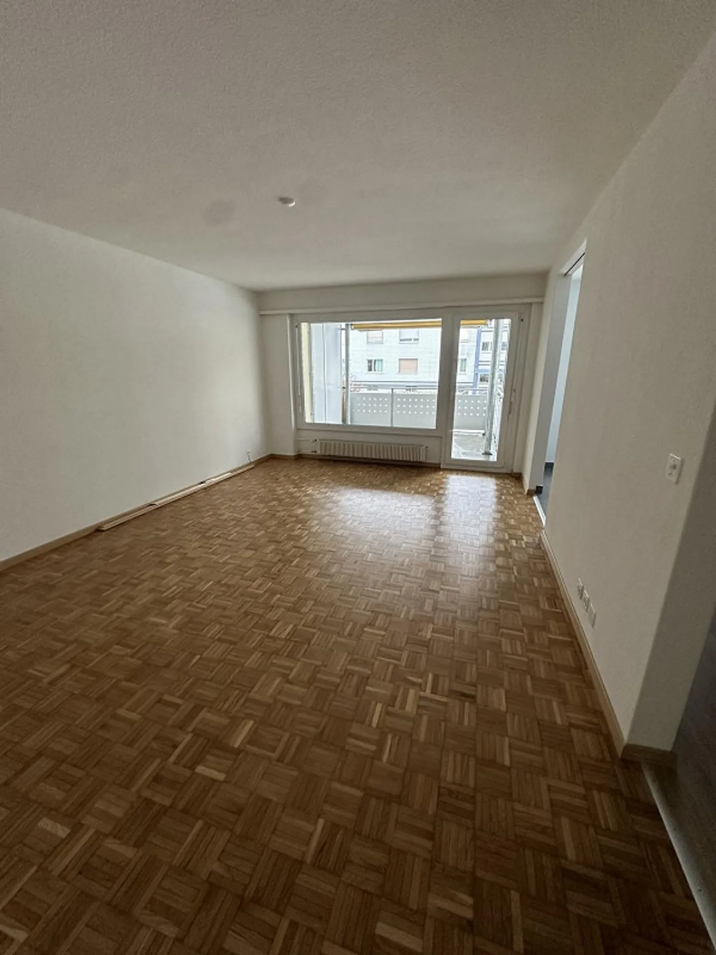 Appartamento 2.5 locali al 3° piano a sinistra con grande balcone - Foto 4 di 9
