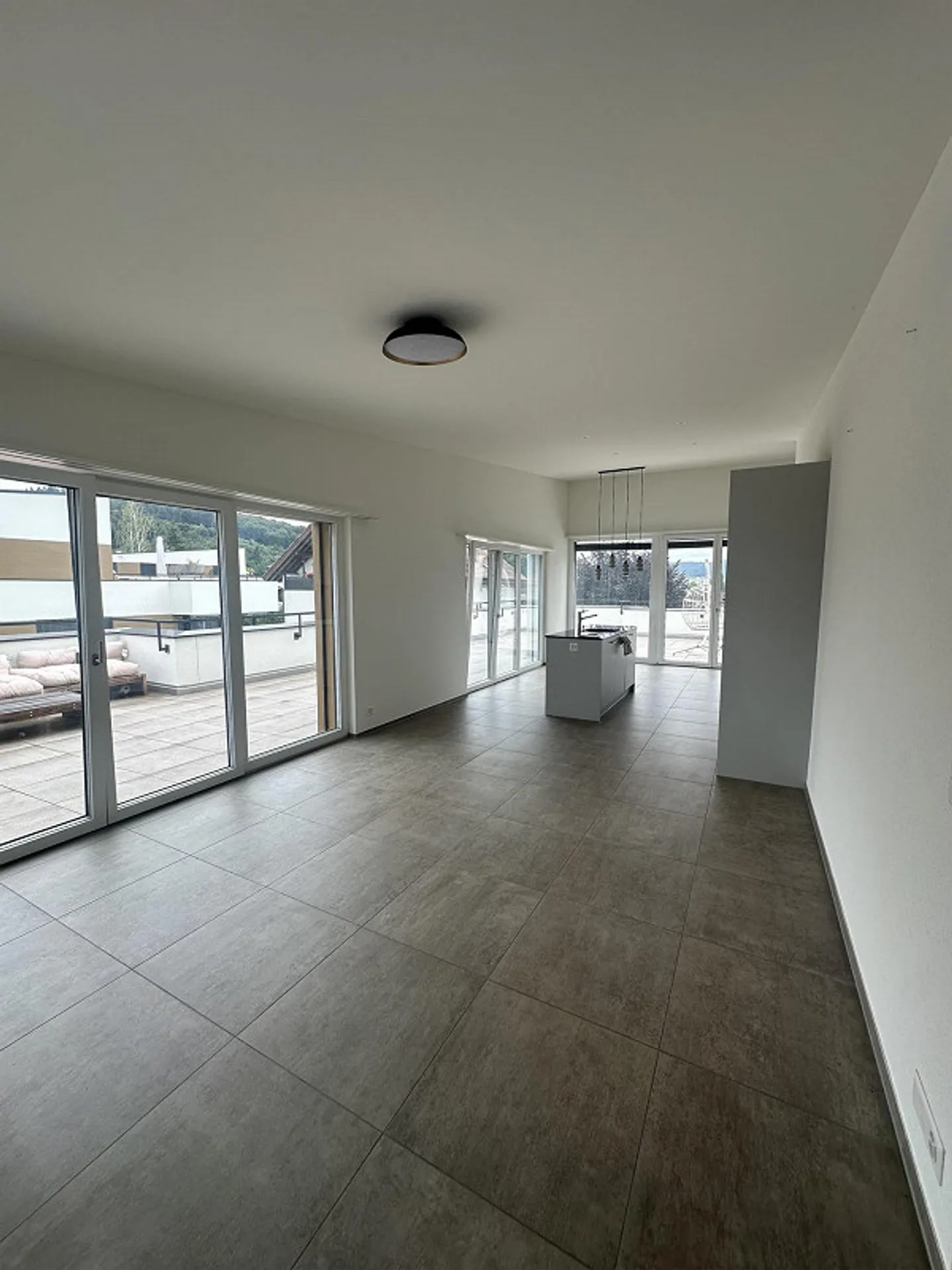 Vivere moderno sopra i tetti – Attico con terrazza di 96 m² - Foto 3 di 6