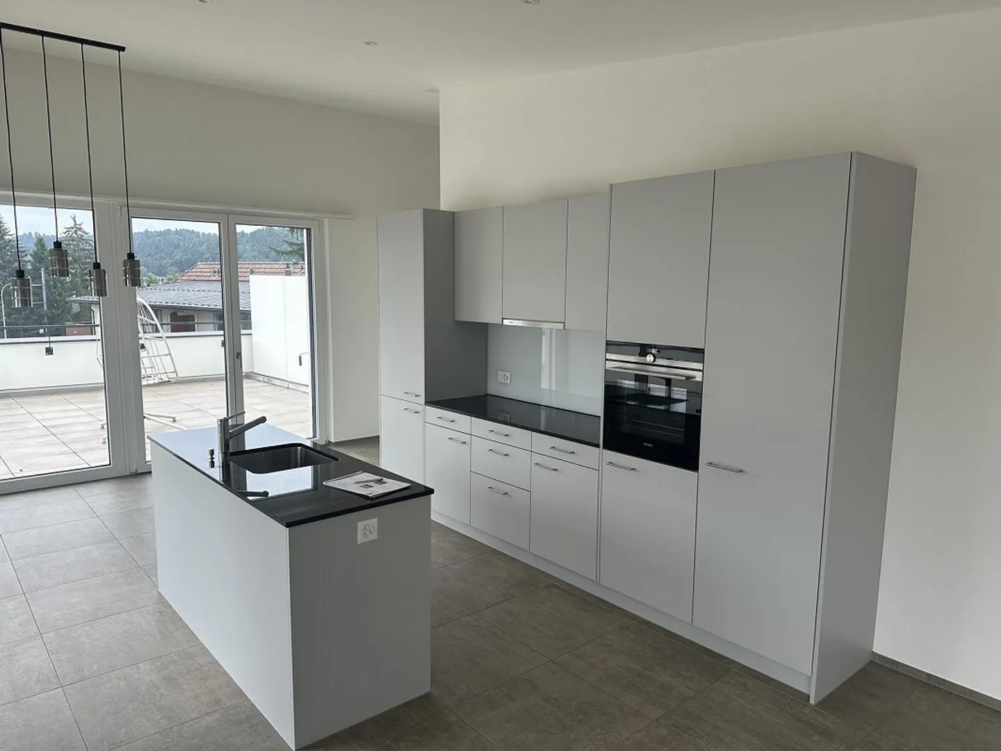 Vivere moderno sopra i tetti – Attico con terrazza di 96 m² - Foto 4 di 6