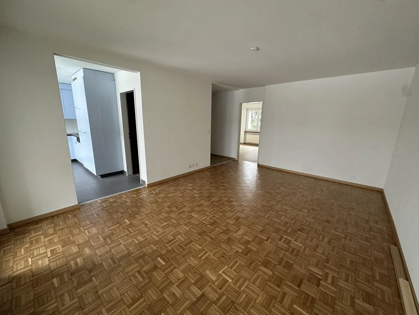 Appartamento 2.5 locali al 3° piano a sinistra con grande balcone - Foto 3 di 9