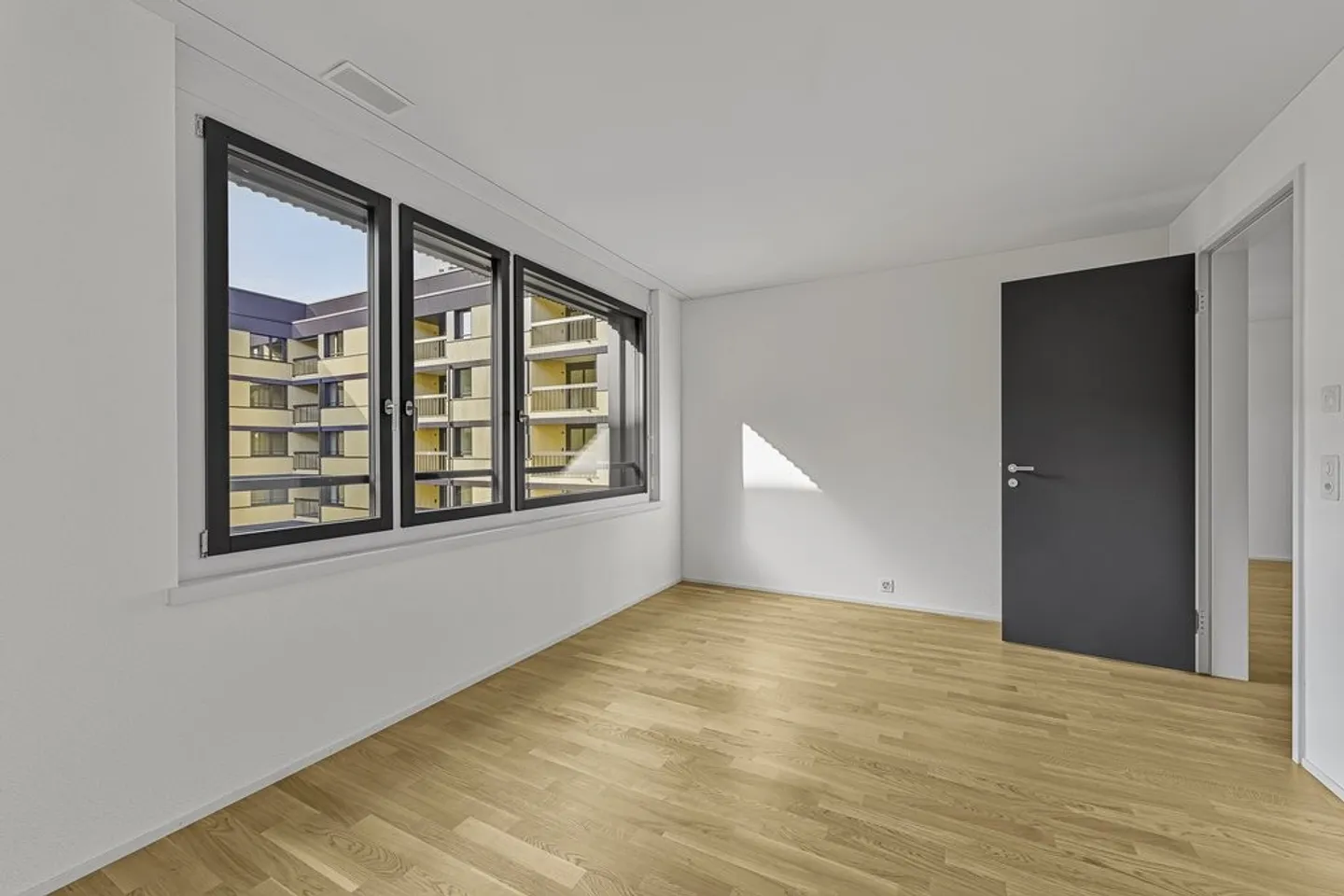 Stylish Apartment in Schlieren - Photo 6 of 11