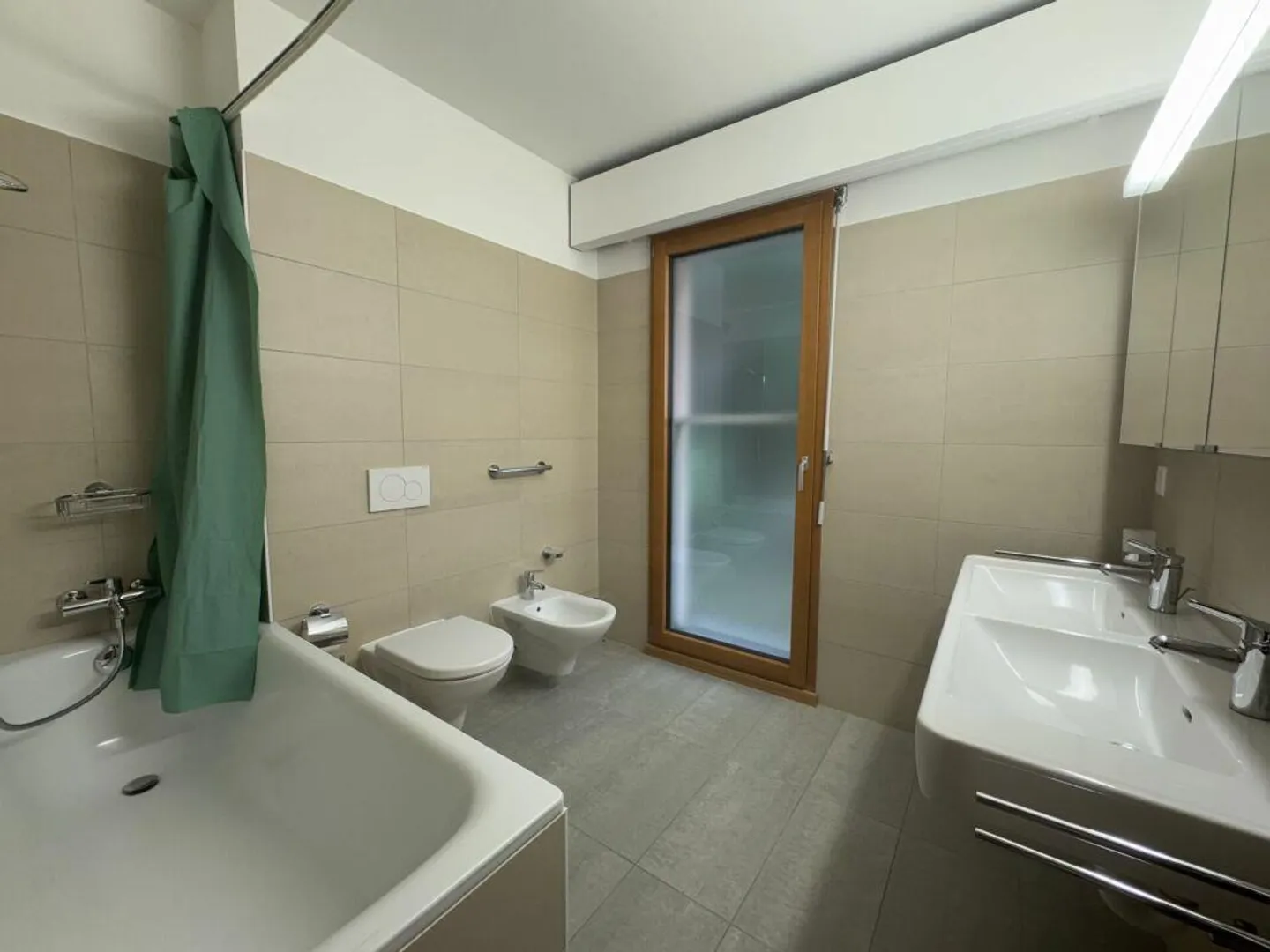 Bright apartment in a stunning lakeside location - Photo 4 of 5