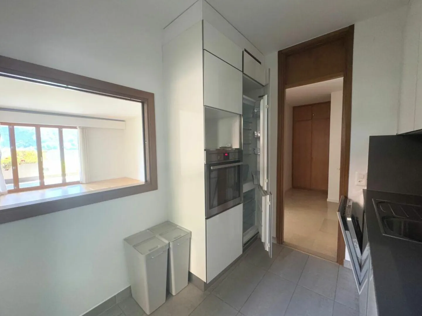 Bright apartment in a stunning lakeside location - Photo 5 of 5