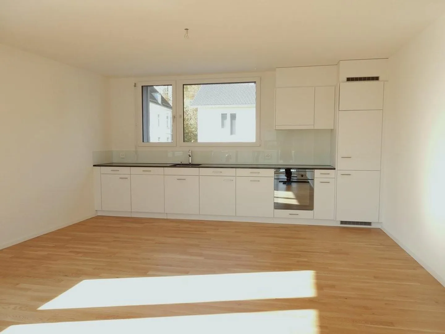 Moderne 2.5 Zimmerwohnung in Neuhausen - Photo 2 of 6