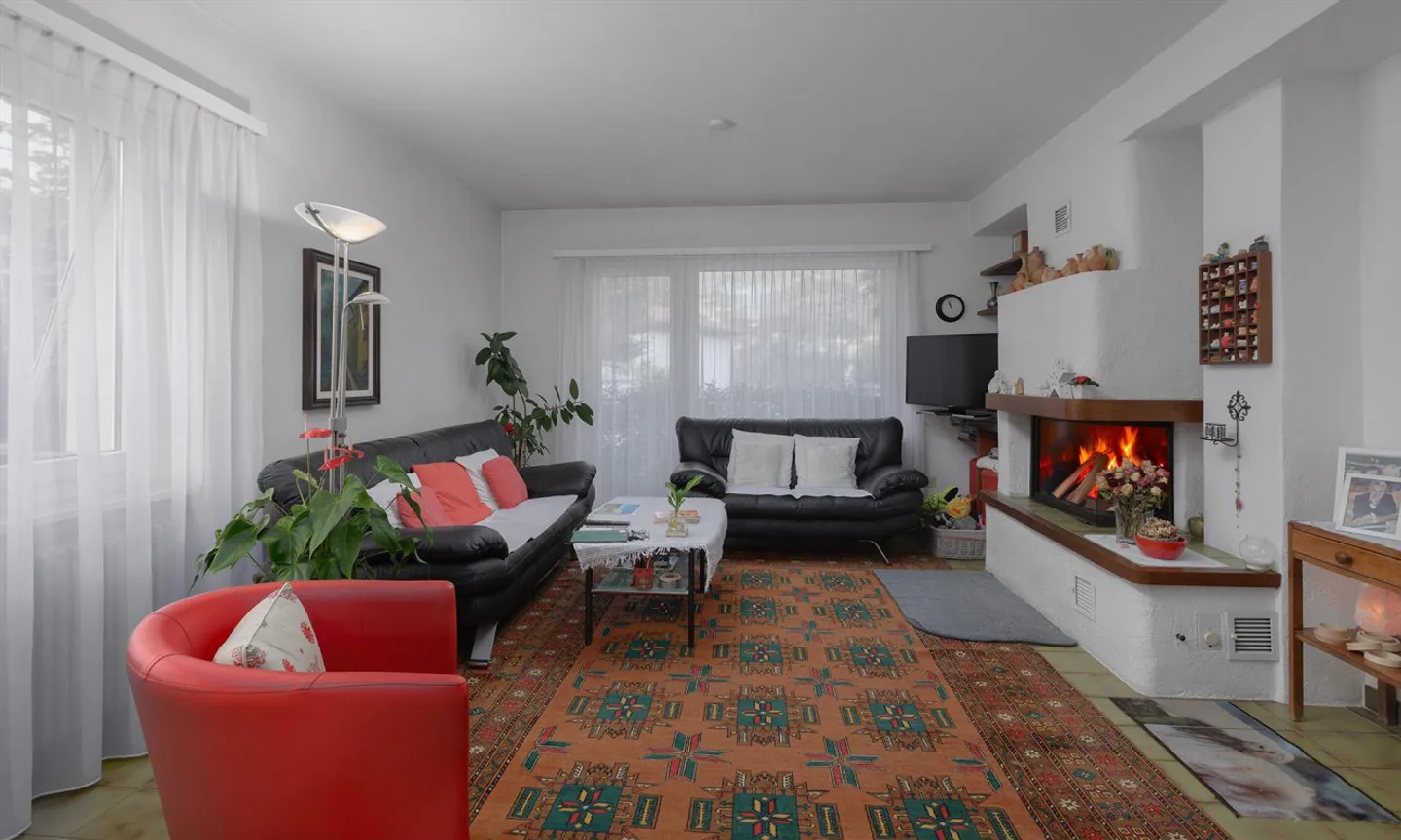 BIFAMILIARE CON 9 CAMERE, GIARDINO E GROTTA A GIUBIASCO - Foto 1 di 9