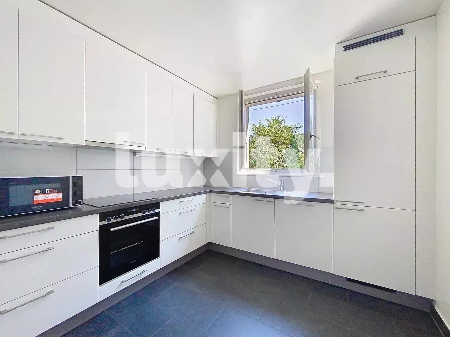 In affitto - Incantevole villa di 5.5 stanze con grande giardino a Cointrin - Foto 3 di 8