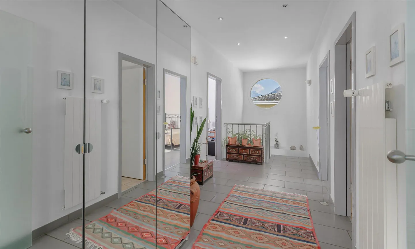 BIFAMILIARE CON 9 CAMERE, GIARDINO E GROTTA A GIUBIASCO - Foto 4 di 9