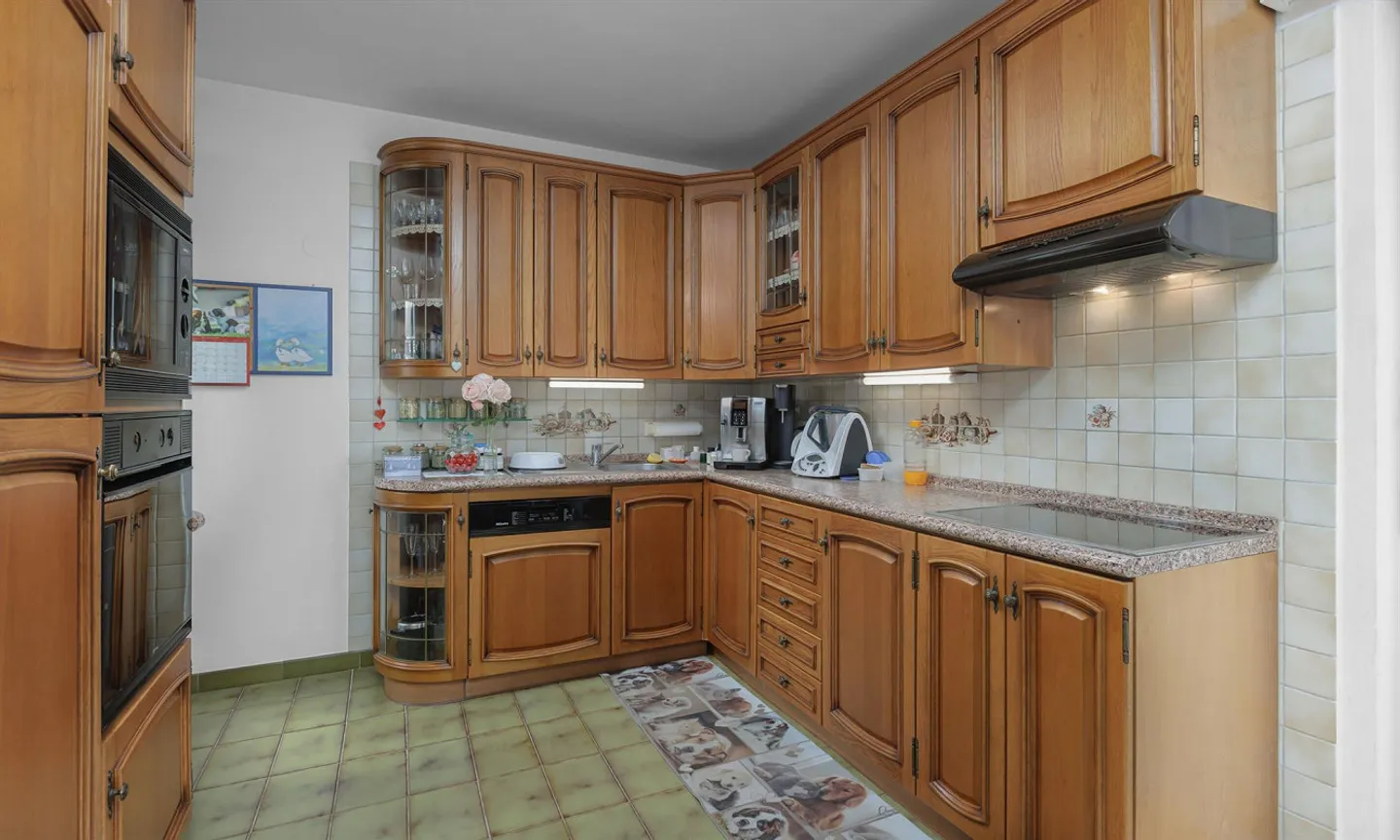 BIFAMILIARE CON 9 CAMERE, GIARDINO E GROTTA A GIUBIASCO - Foto 3 di 9