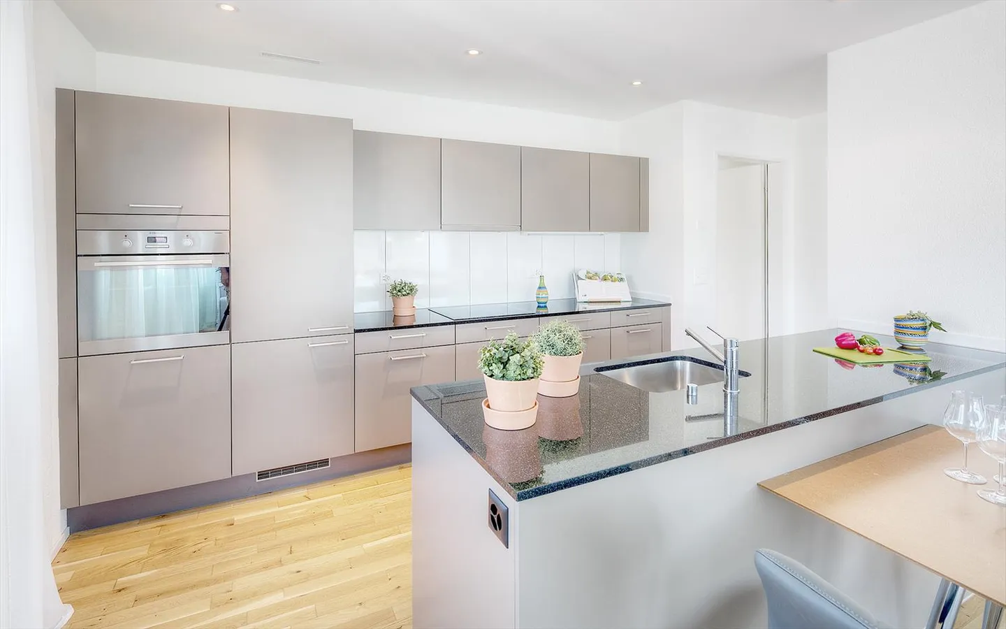 This great apartment is looking for you! - Photo 4 of 10