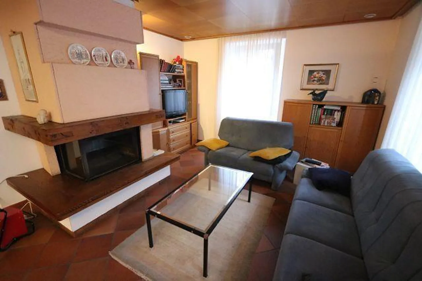 Casa bifamiliare con 2 negozi e 5 garage - Foto 2 di 33