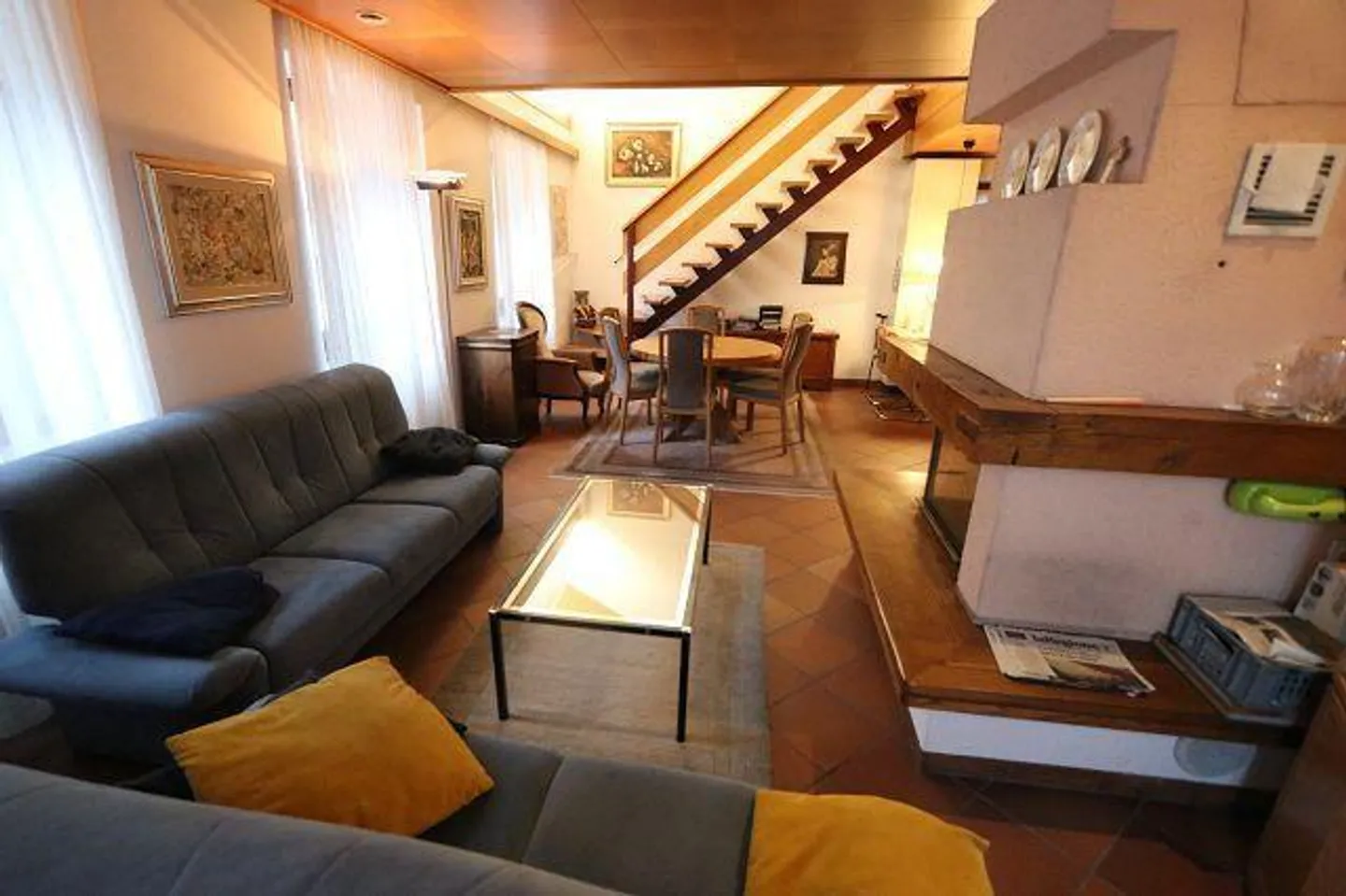 Casa bifamiliare con 2 negozi e 5 garage - Foto 4 di 33