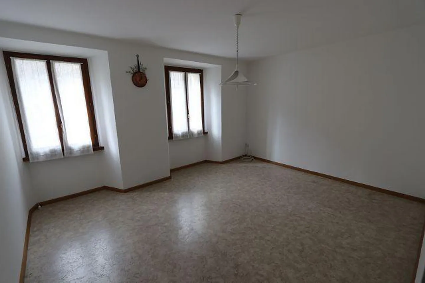 Casa bifamiliare con 2 negozi e 5 garage - Foto 13 di 33