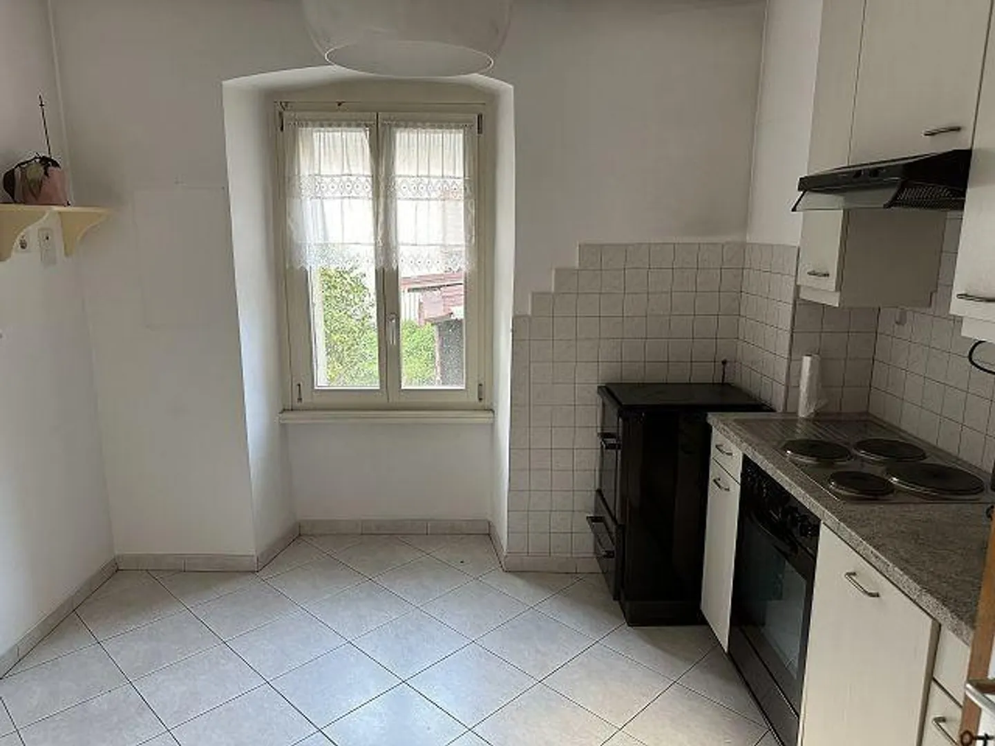 Casa bifamiliare con 2 negozi e 5 garage - Foto 14 di 33