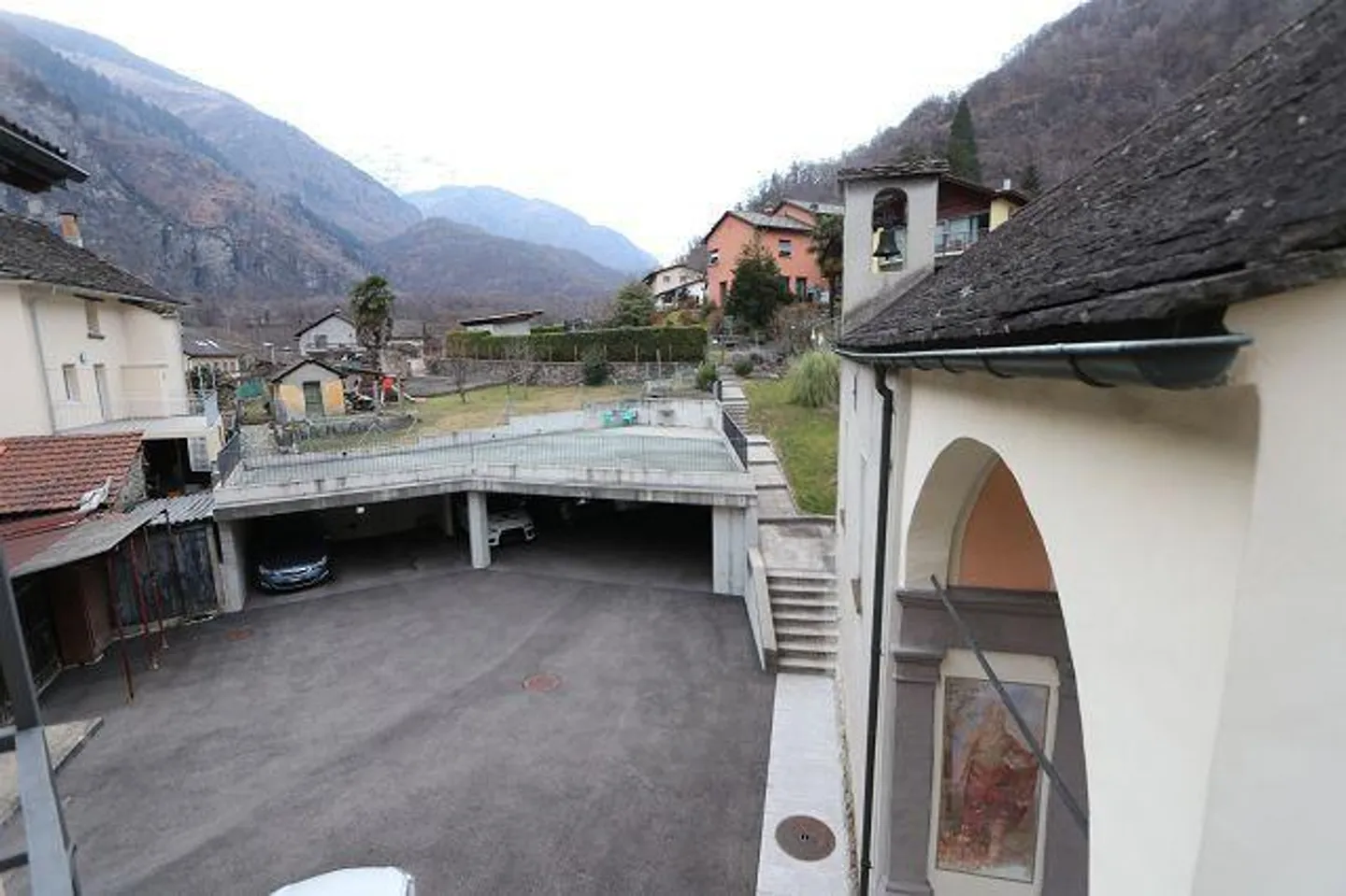 Casa bifamiliare con 2 negozi e 5 garage - Foto 29 di 33