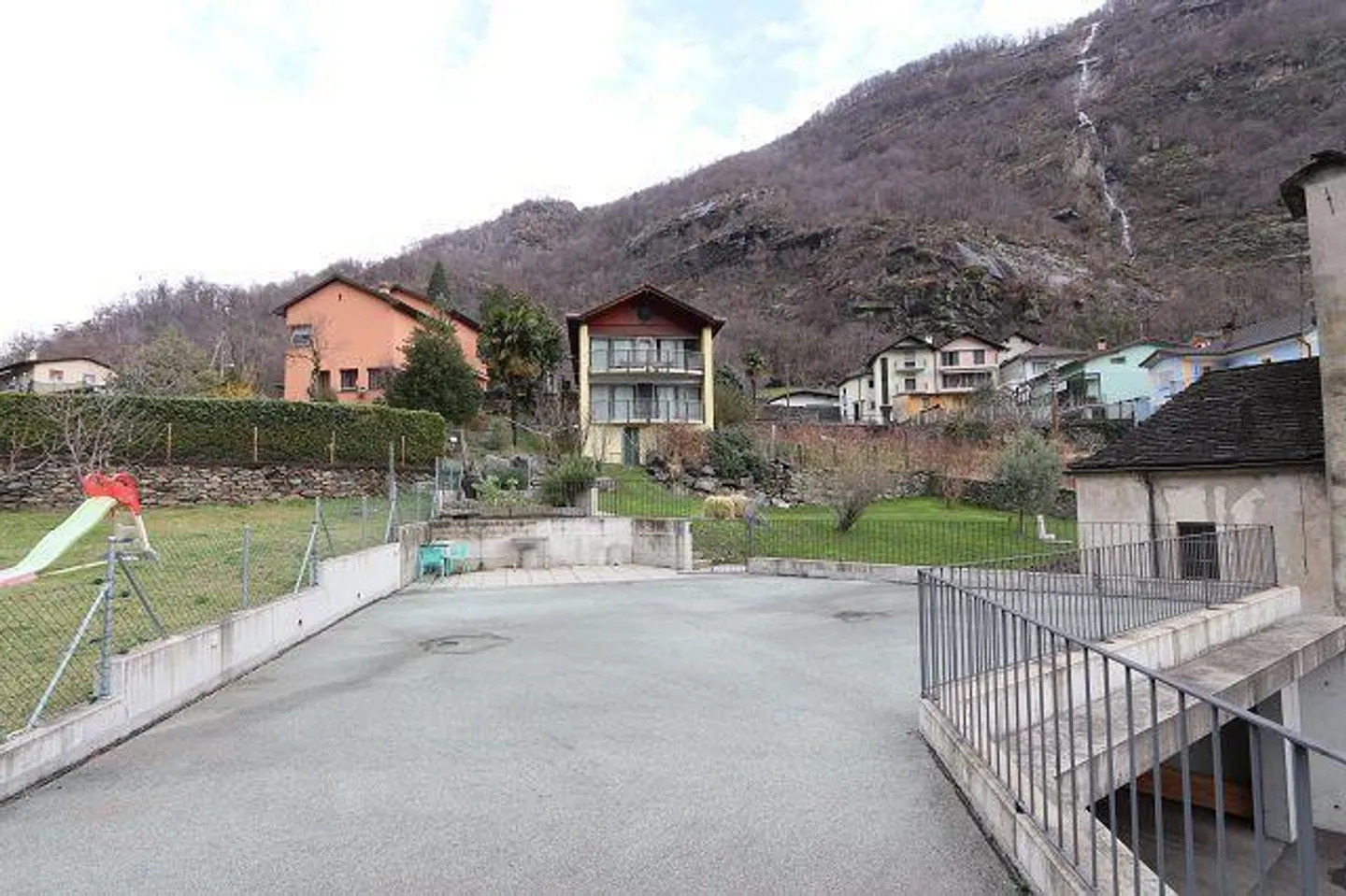 Casa bifamiliare con 2 negozi e 5 garage - Foto 30 di 33