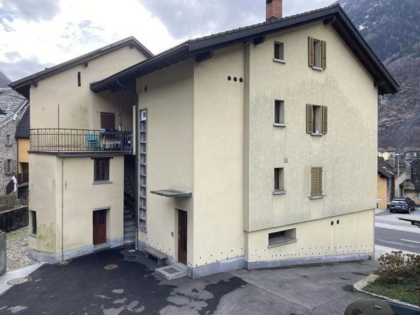 Casa bifamiliare con 2 negozi e 5 garage - Foto 31 di 33