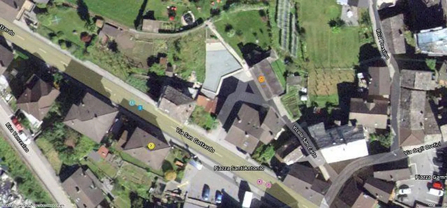 Casa bifamiliare con 2 negozi e 5 garage - Foto 32 di 33