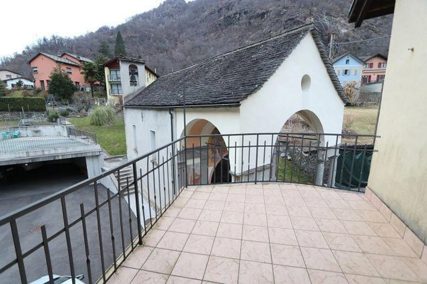 Casa bifamiliare con 2 negozi e 5 garage - Foto 19 di 33