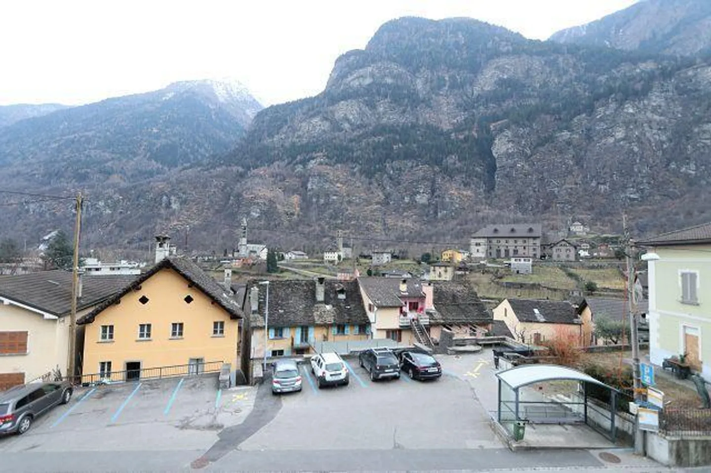 Casa bifamiliare con 2 negozi e 5 garage - Foto 20 di 33