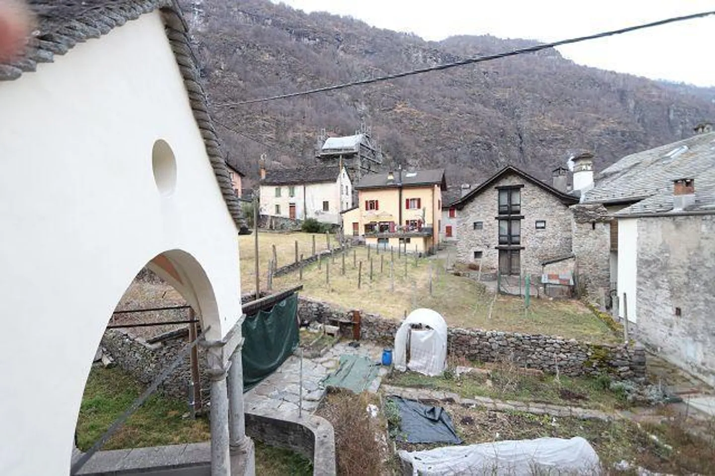 Casa bifamiliare con 2 negozi e 5 garage - Foto 21 di 33