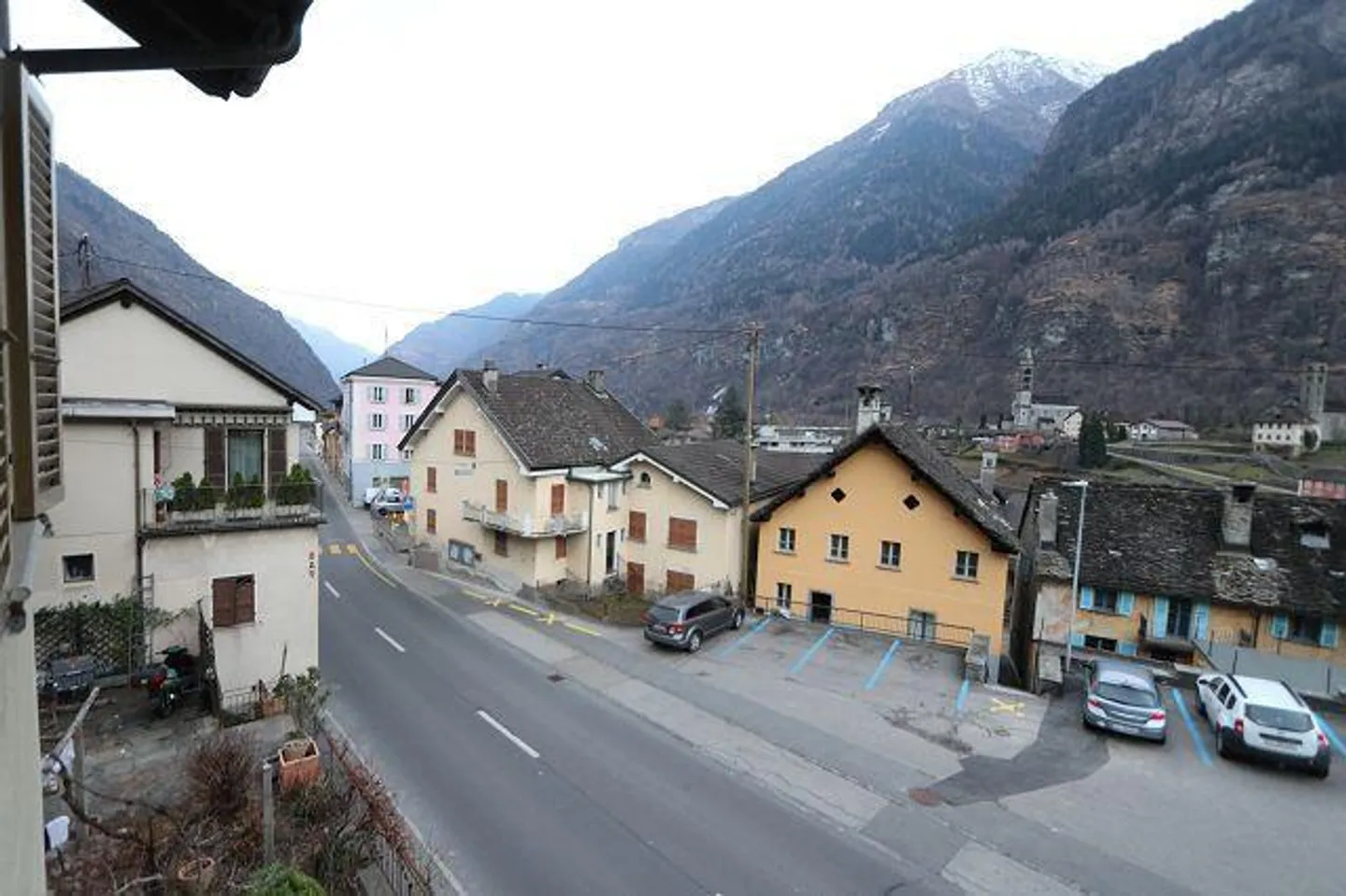 Casa bifamiliare con 2 negozi e 5 garage - Foto 22 di 33