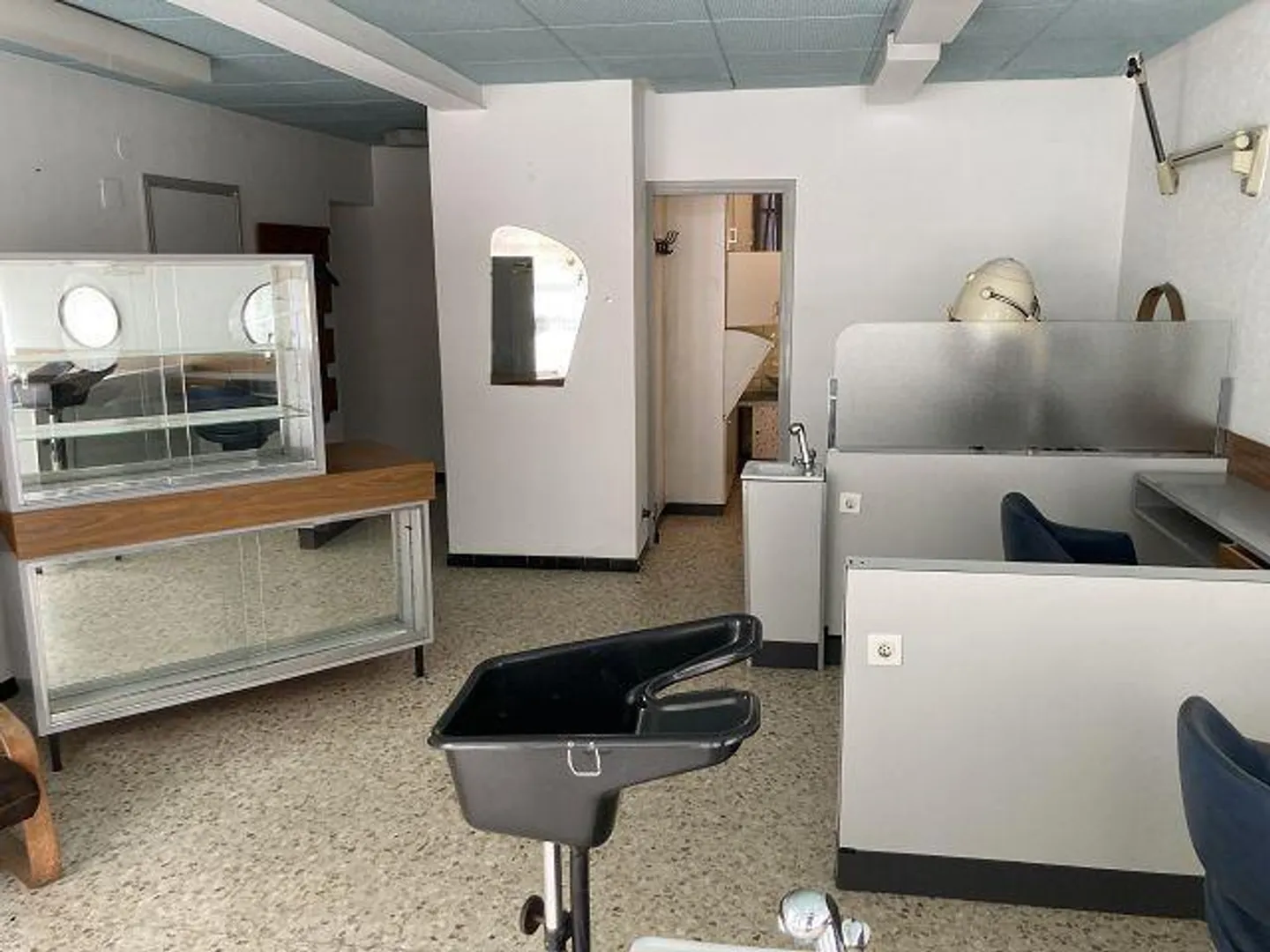 Casa bifamiliare con 2 negozi e 5 garage - Foto 23 di 33