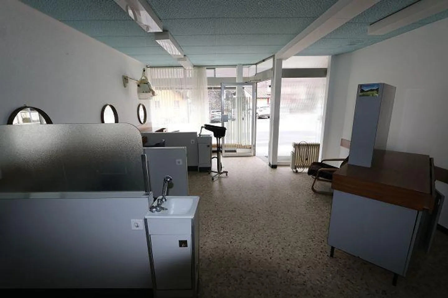 Casa bifamiliare con 2 negozi e 5 garage - Foto 24 di 33