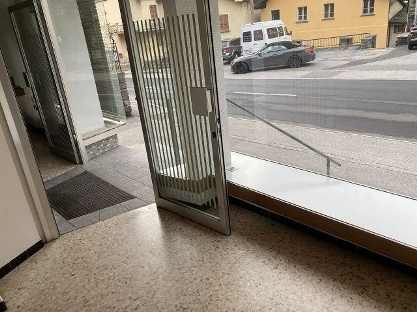 Casa bifamiliare con 2 negozi e 5 garage - Foto 26 di 33