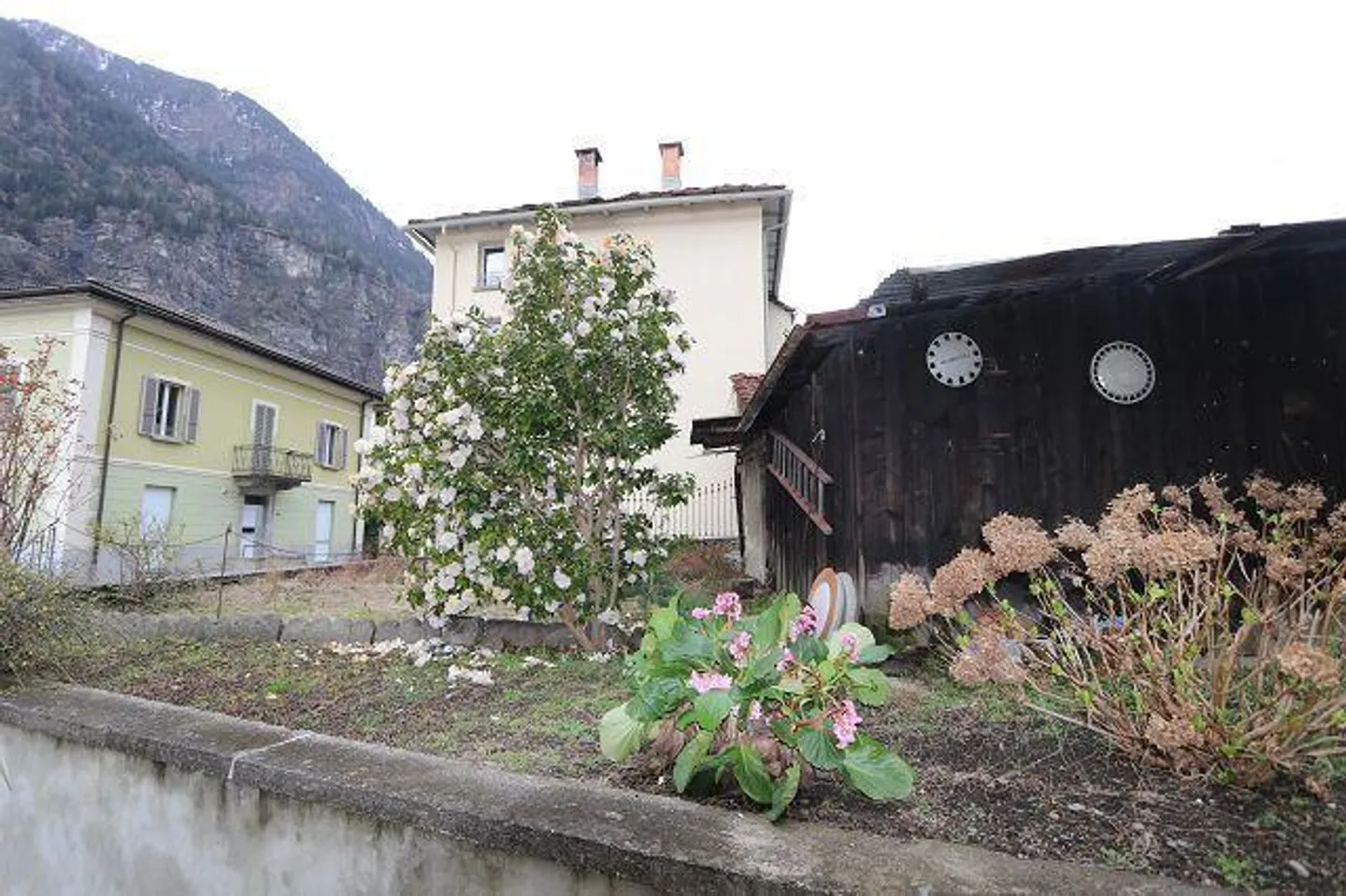 Casa bifamiliare con 2 negozi e 5 garage - Foto 27 di 33