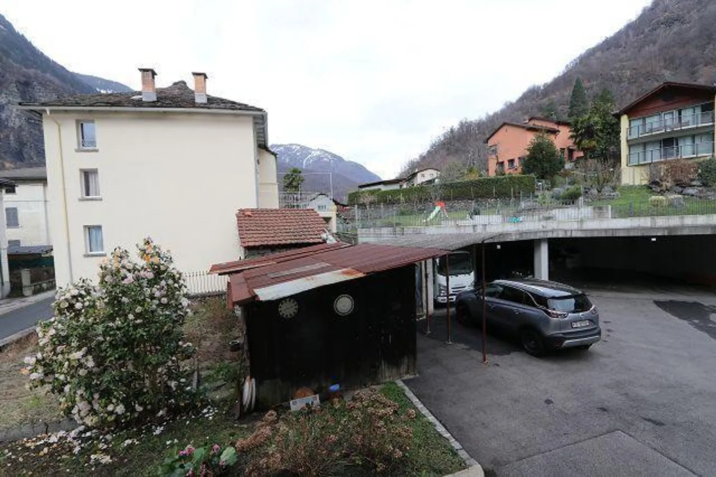 Casa bifamiliare con 2 negozi e 5 garage - Foto 28 di 33