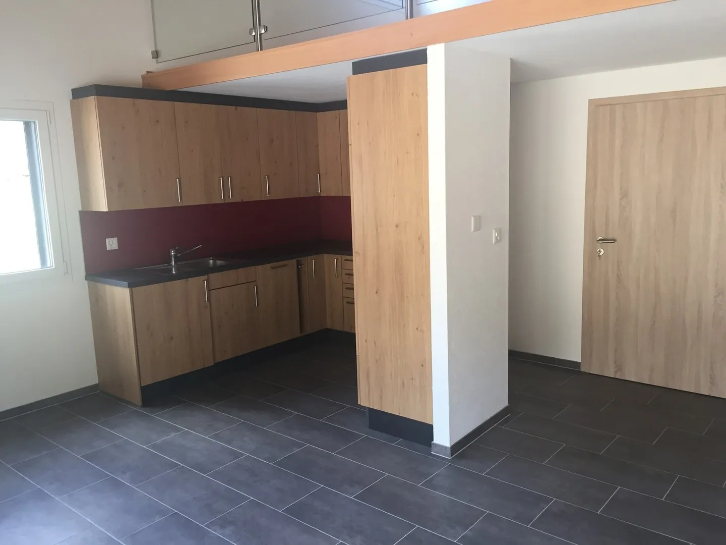 Incantevole appartamento con 2 camere da letto con terrazza privata in un ambiente tranquillo e verde - Foto 4 di 10