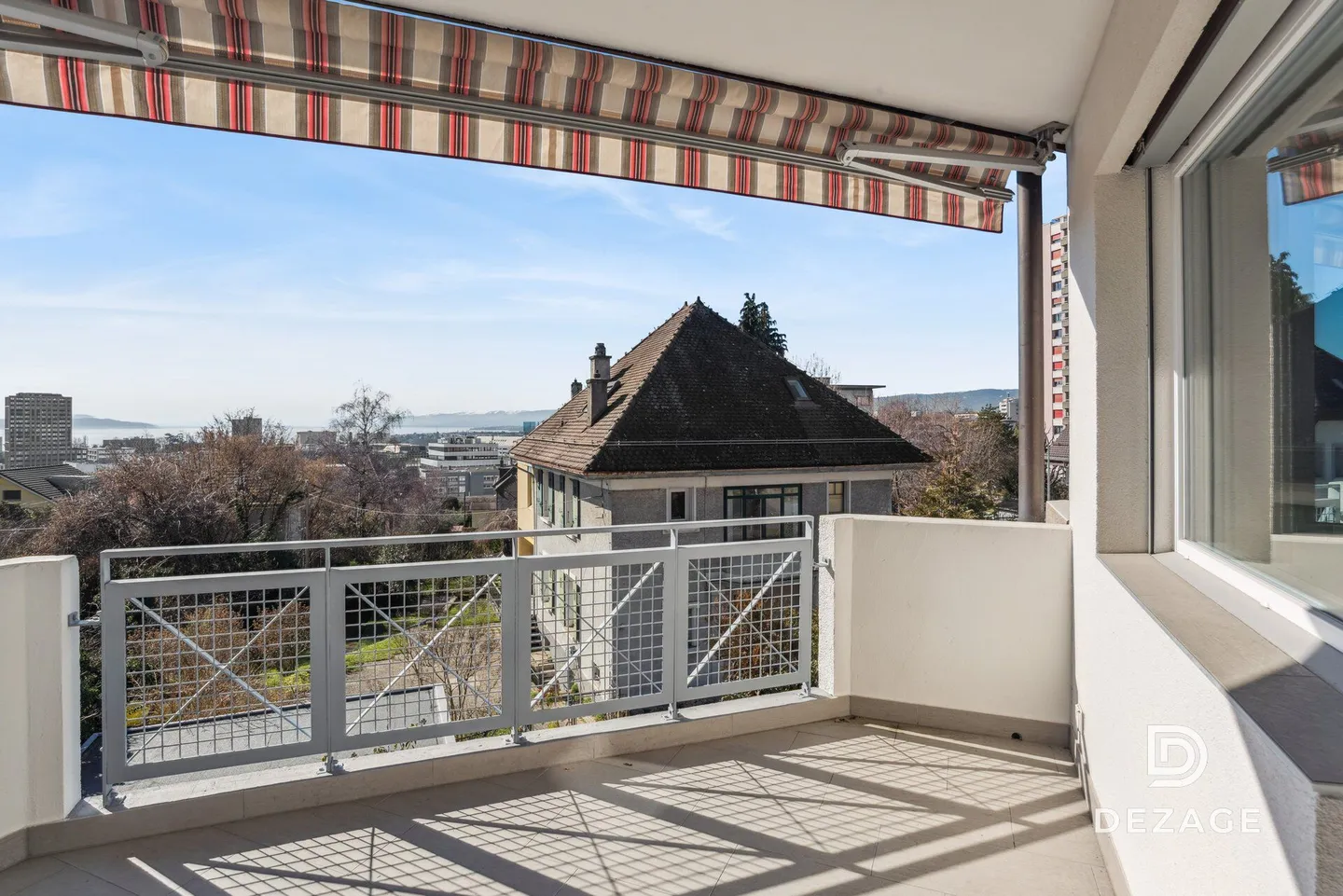 Appartement Familial Rénové avec Vue Lac - Photo 3 sur 12