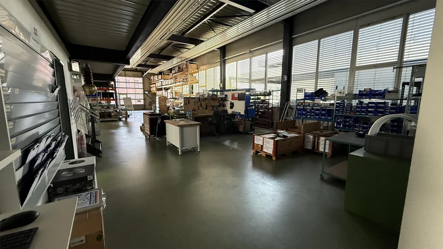 Commercial Building in Wegen - Photo 9 of 14