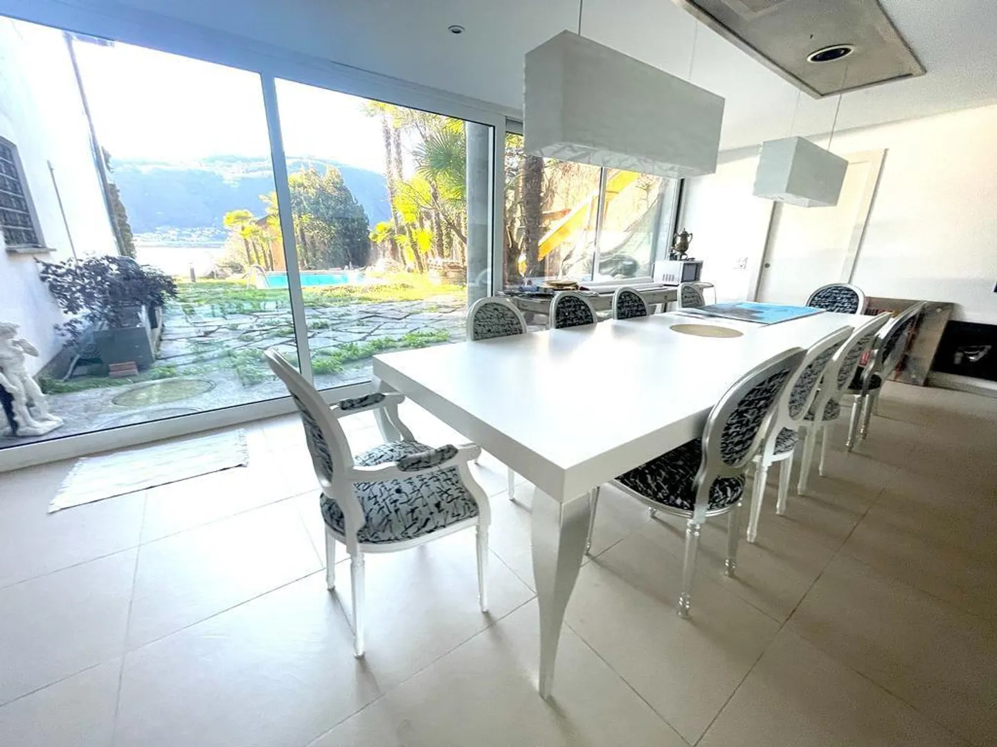 Villa am See mit Pool, Garten und Anlegestelle - Foto 4 von 12
