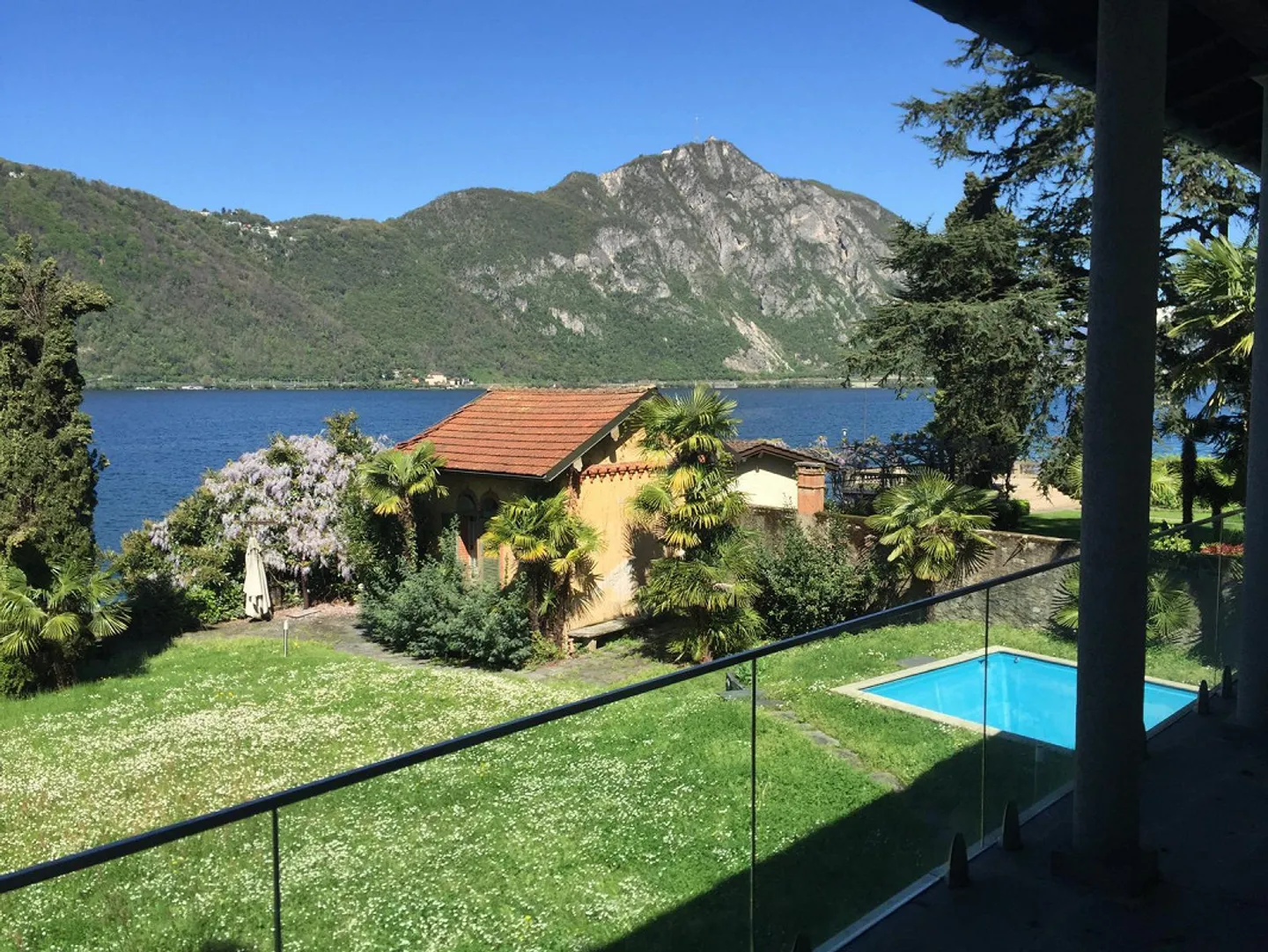 Villa am See mit Pool, Garten und Anlegestelle - Foto 2 von 12