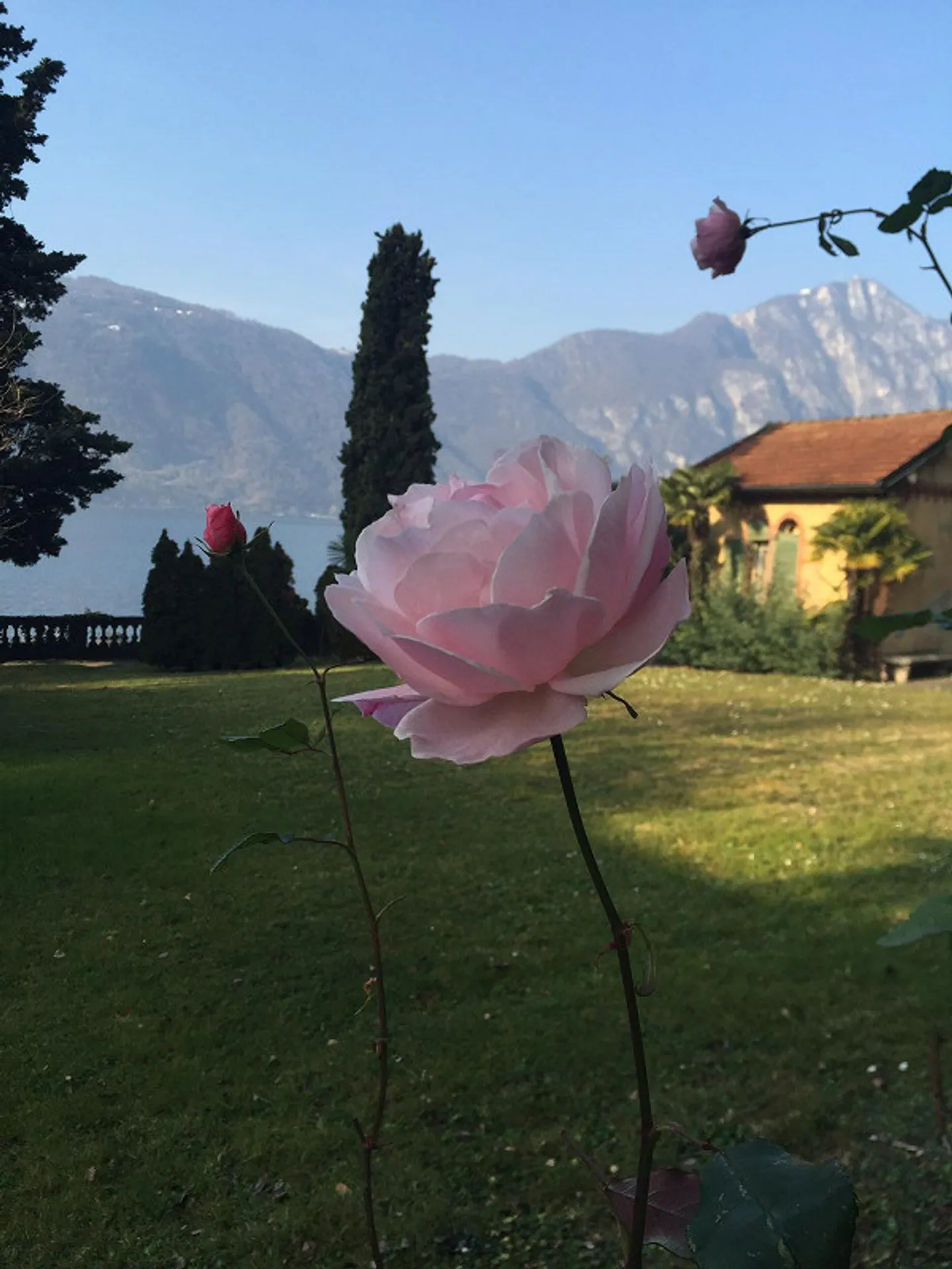 Villa am See mit Pool, Garten und Anlegestelle - Foto 3 von 12