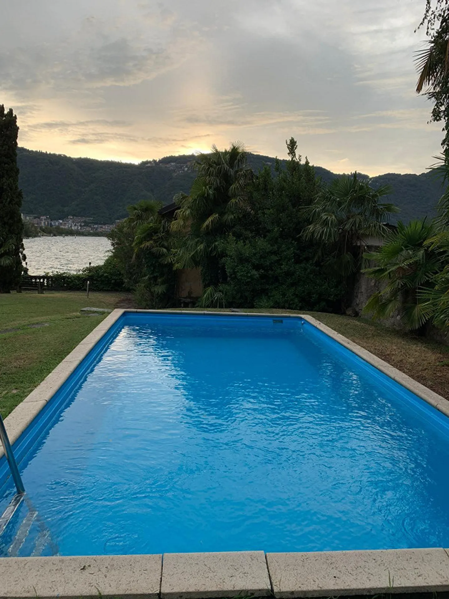 Villa am See mit Pool, Garten und Anlegestelle - Foto 6 von 12