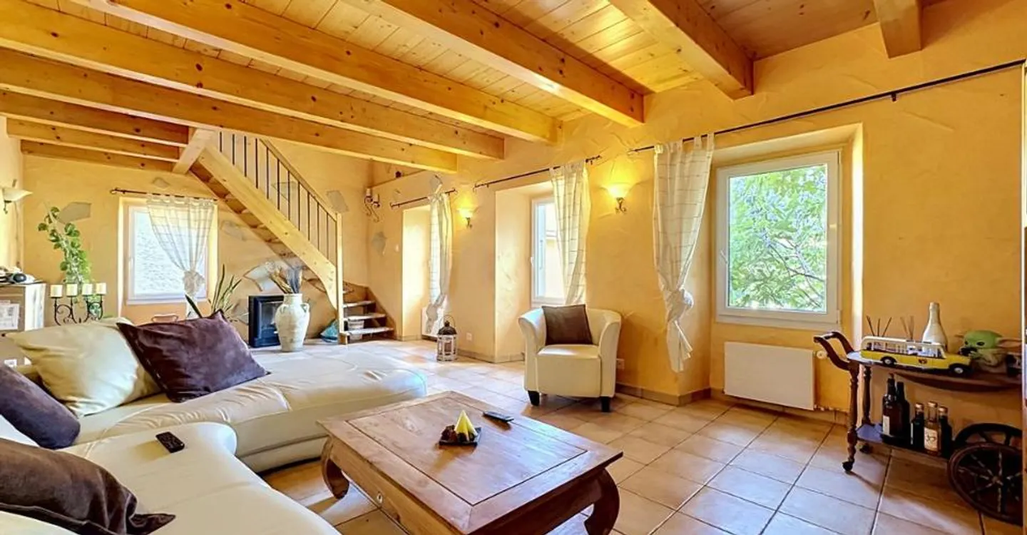 Dorfhaus mit zwei Wohnungen und Scheune mit großem Potenzial - Foto 2 von 12