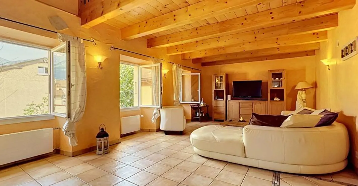 Dorfhaus mit zwei Wohnungen und Scheune mit großem Potenzial - Foto 3 von 12