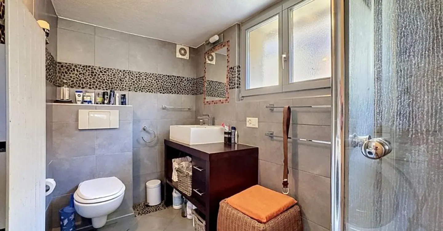 Dorfhaus mit zwei Wohnungen und Scheune mit großem Potenzial - Foto 6 von 12