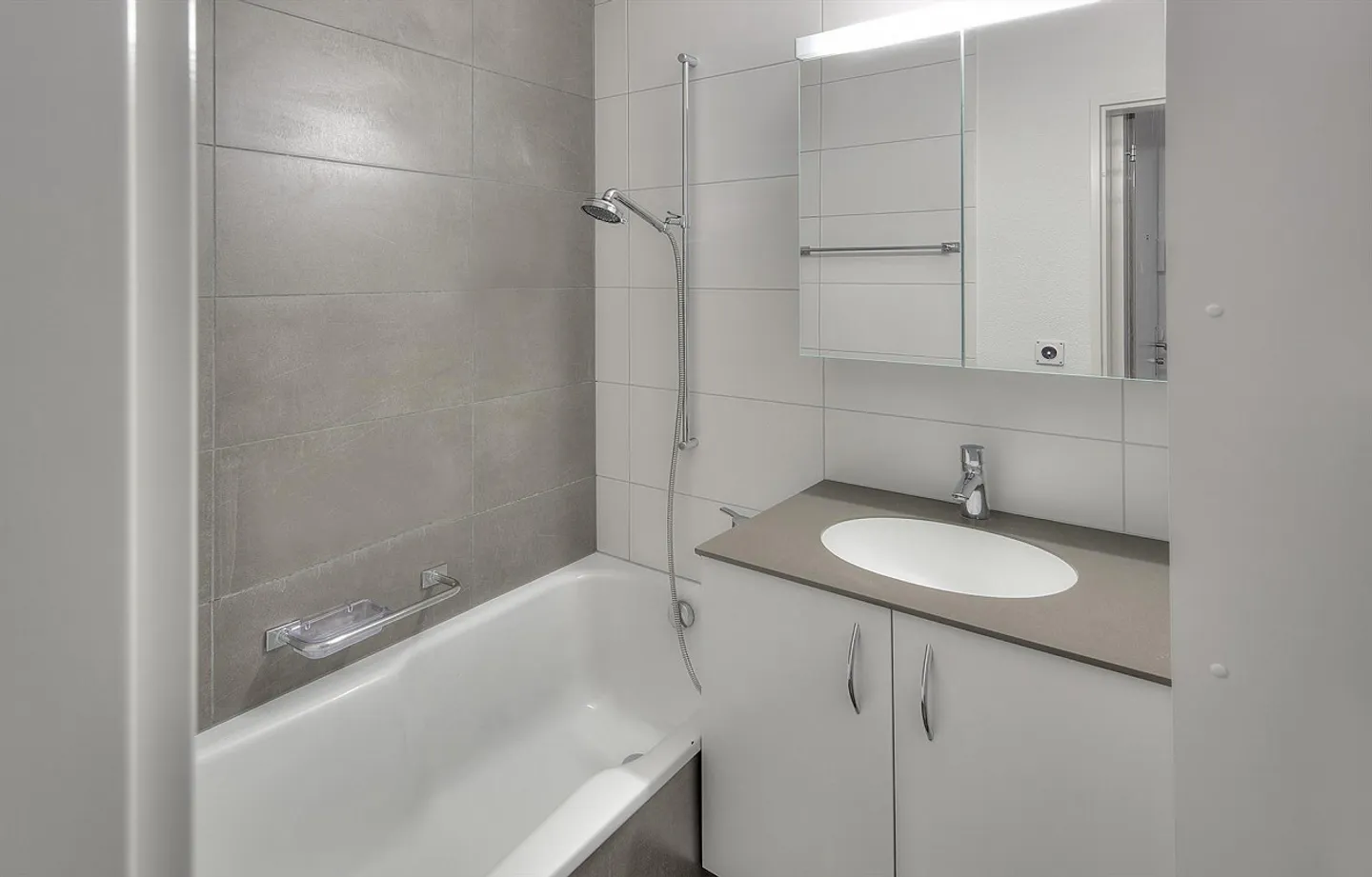 Appartamento moderno con balcone soleggiato - Foto 3 di 8