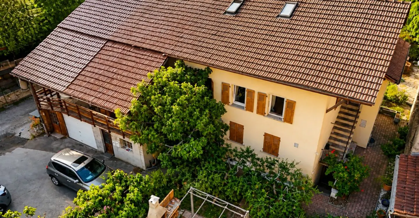 Dorfhaus mit zwei Wohnungen und Scheune mit großem Potenzial - Foto 1 von 12
