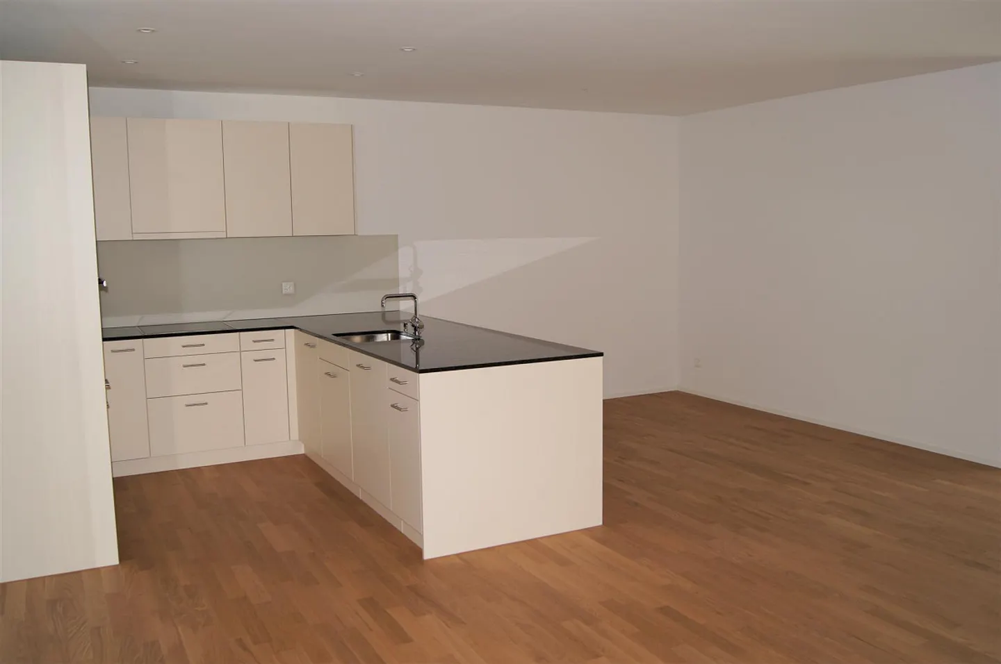 Large 3.5 Room Apartment 97m² - In the Center and Close to the Train Station - Photo 2 of 12