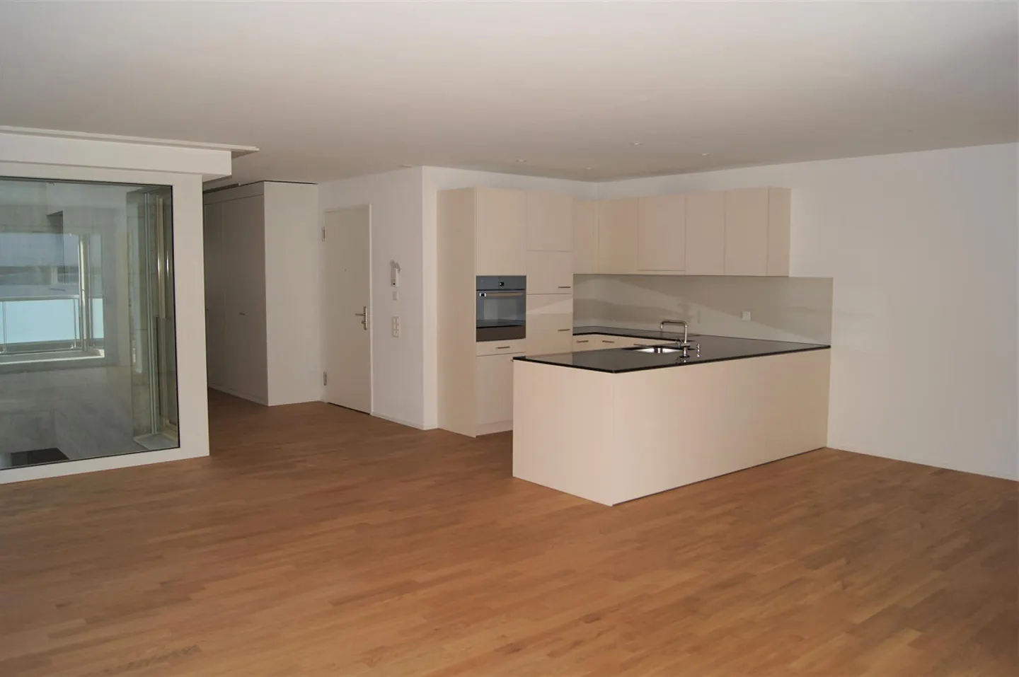 Large 3.5 Room Apartment 97m² - In the Center and Close to the Train Station - Photo 3 of 12