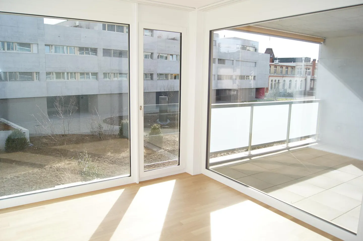 Large 3.5 Room Apartment 97m² - In the Center and Close to the Train Station - Photo 5 of 12