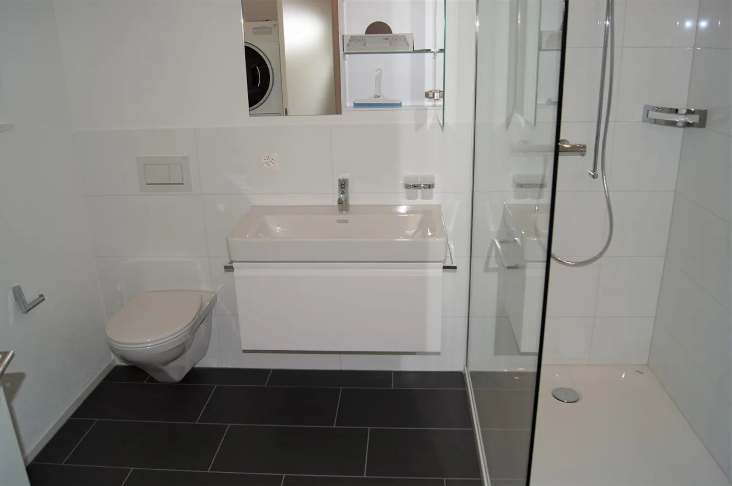Large 3.5 Room Apartment 97m² - In the Center and Close to the Train Station - Photo 8 of 12