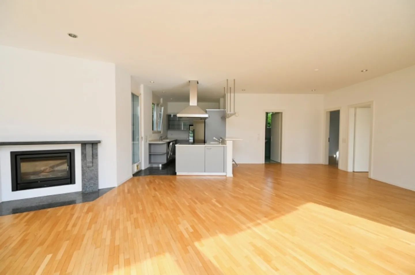 «Villa mit Pool und Blick auf den Luganersee und die Corcostastanti-Berge» - Foto 9 von 17