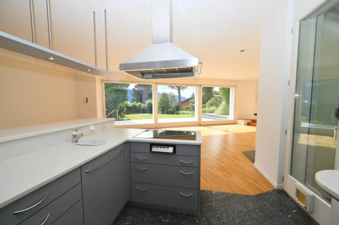 «Villa mit Pool und Blick auf den Luganersee und die Corcostastanti-Berge» - Foto 10 von 17